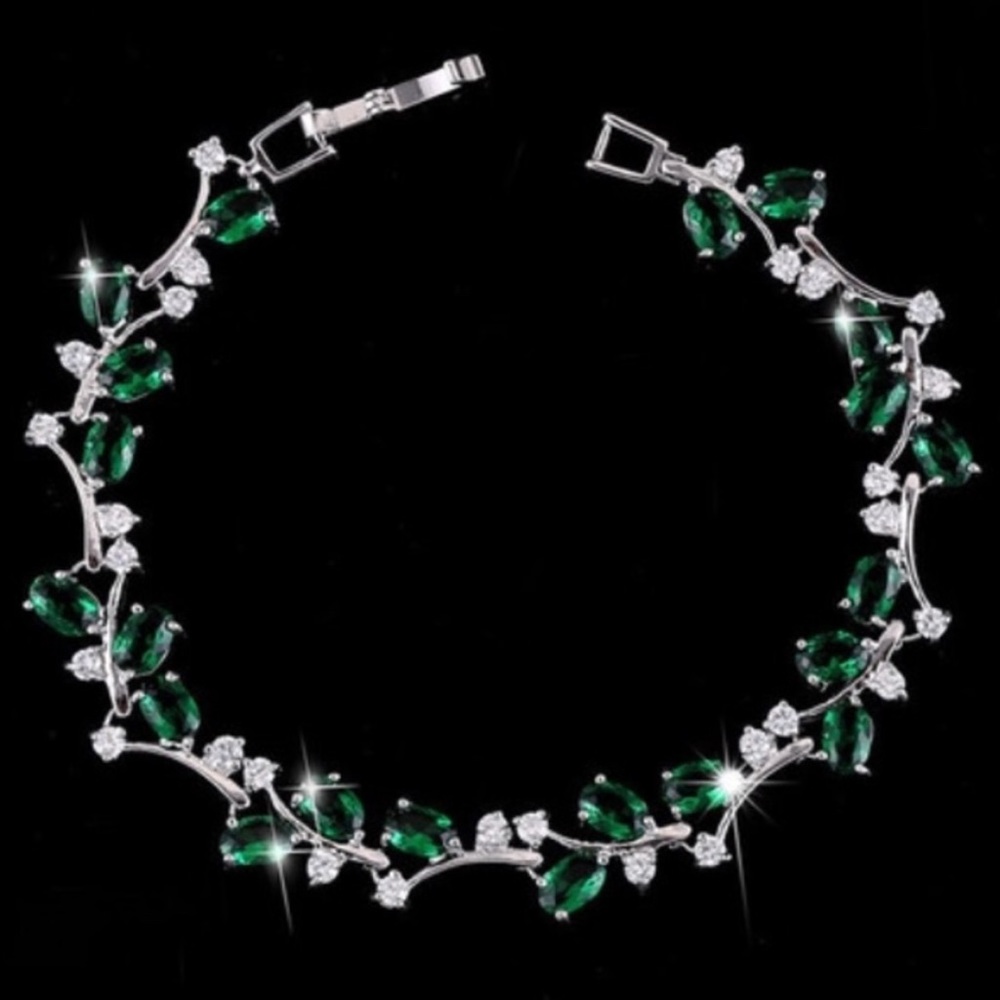 🛍18k WGP Emerald and white Zircon bracelet 8”😍